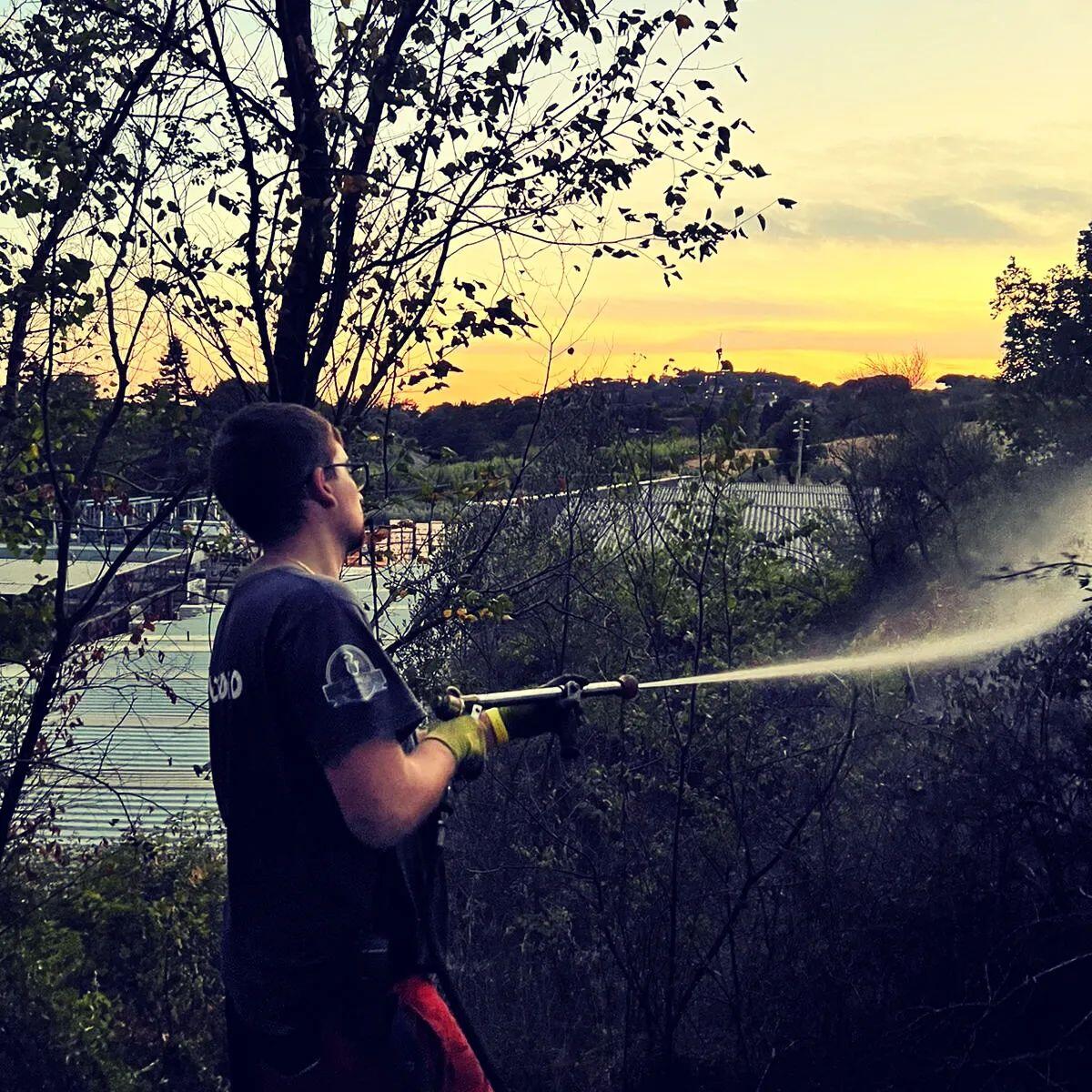 Incendio in un terreno incolto in Via Castello di San Gennaro, a Genzano: le fiamme lambiscono la Onlus “Zampe Felici”. - 