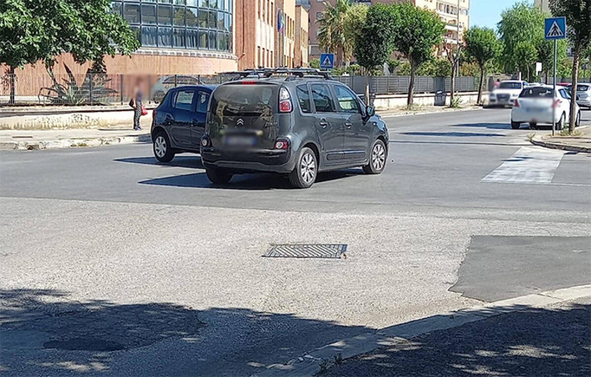 Ennesimo incidente ad Aprilia all’incrocio tra via Giustiniano e via dei Bersaglieri. I residenti da anni lamentano la scarsa visibilità. - 