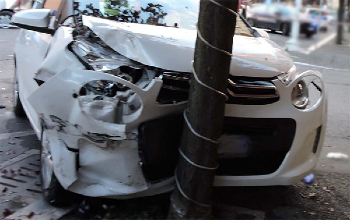 GENZANO - 70enne colta da malore, finisce fuori strada con l’auto prendendo in pieno un’altra vettura e poi un albero. - 