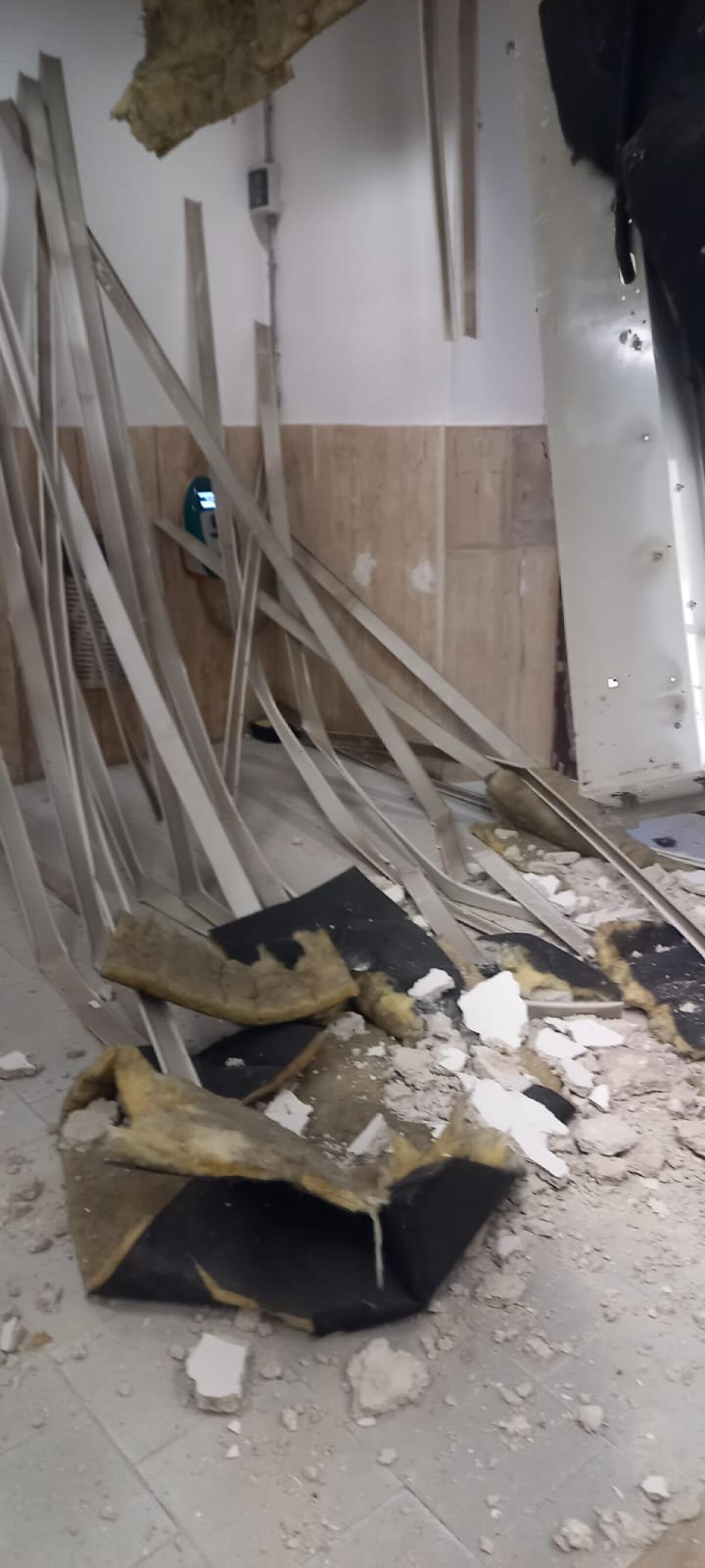 Crolla il soffitto della sala d'attesa della stazione di Fondi. Il sindaco Maschietto: fatti innumerevoli  solleciti a Ferrovie dello Stato - 