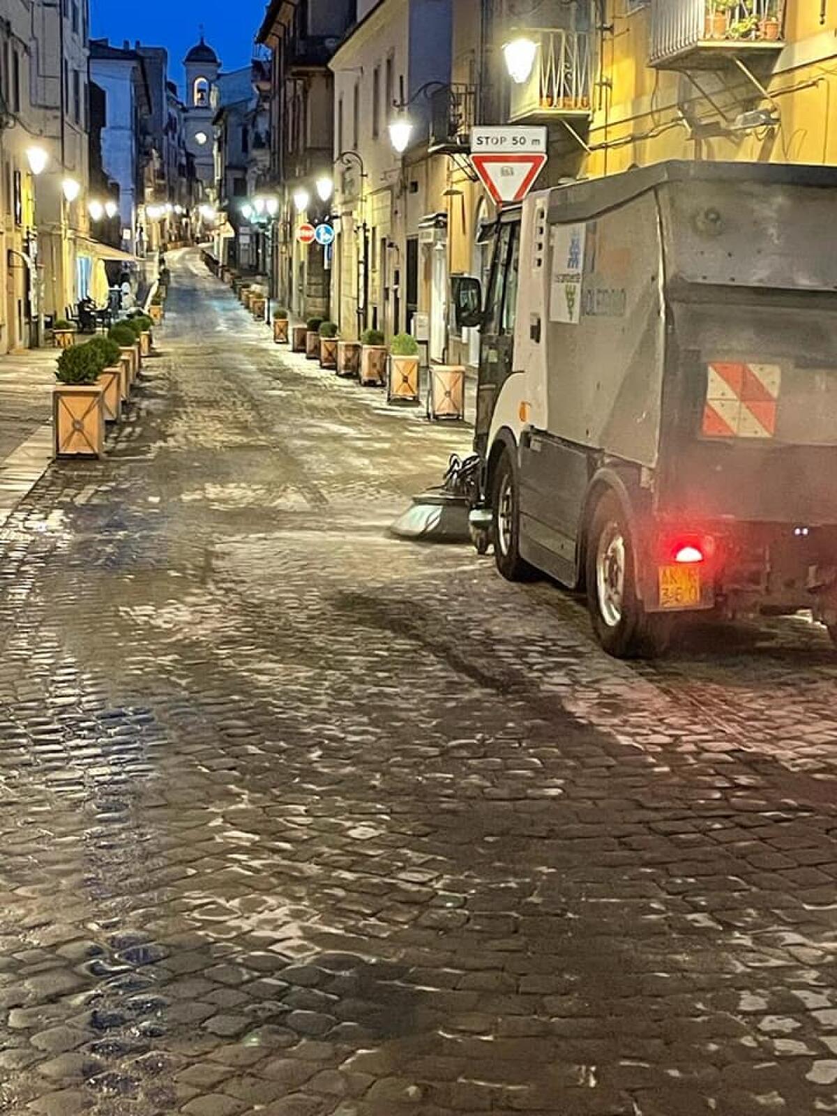 Pulizie straordinarie della Volsca Ambiente per le strade di Albano, anche nelle zone periferiche. - 