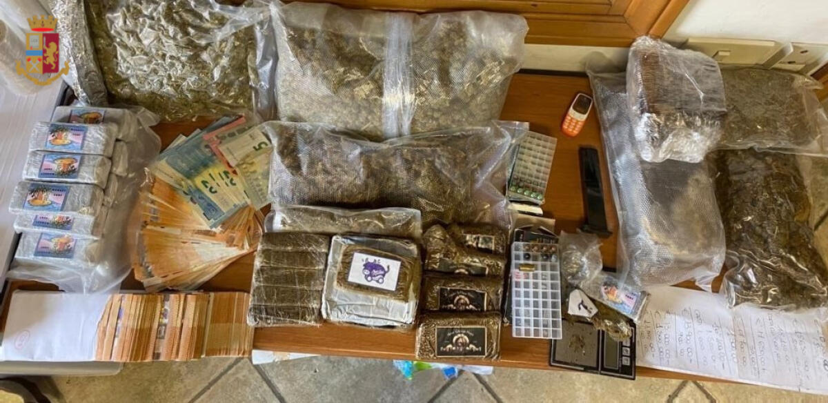 Un’intera famiglia di Marino, marito e moglie assieme ai due figli minori, in manette per spaccio. Sequestrati oltre 6 Kg e mezzo di droga. - 