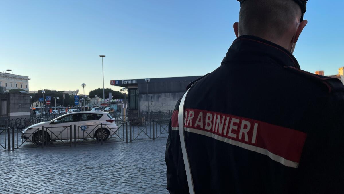 Degrado, illegalità e abusivismo alla stazione Termini e in Piazza dei Cinquecento a Roma: operazione dei Carabinieri. - 