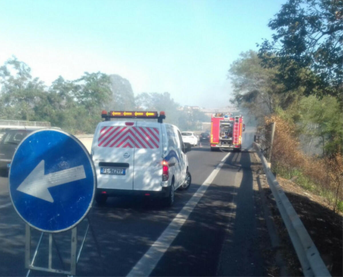 Domato l’incendio di sterpaglie sulla Pontina, all’altezza di Castel Romano. Incidente risolto a Latina. - 