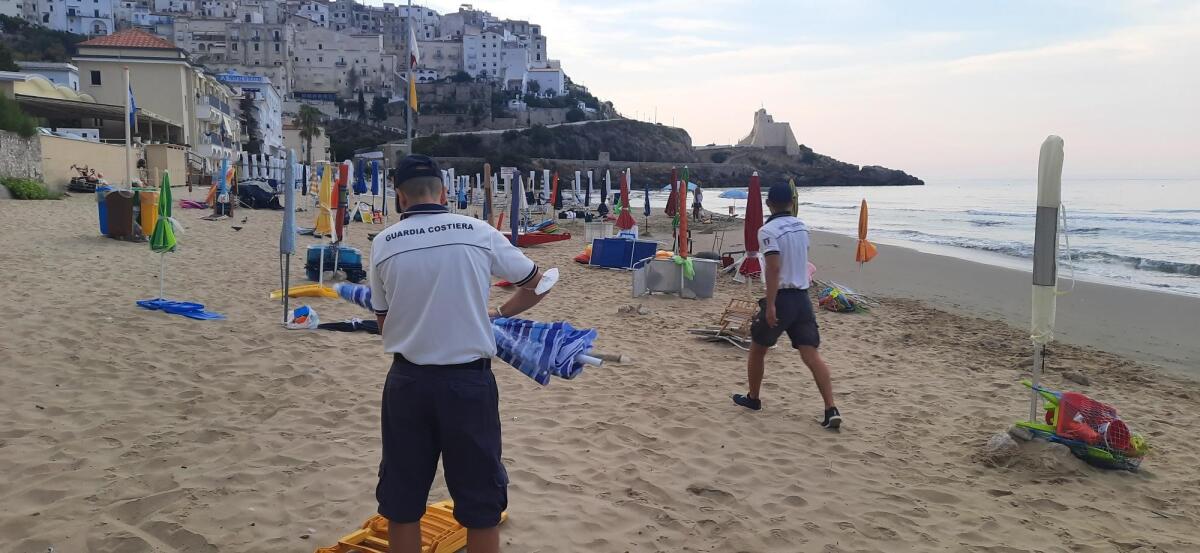 Controlli della Capitaneria di Porto in mare e sulle spiagge pontine: soccorse diverse imbarcazioni. Attrezzature da spiaggia sequestrate a Sperlonga e a Sabaudia. - 
