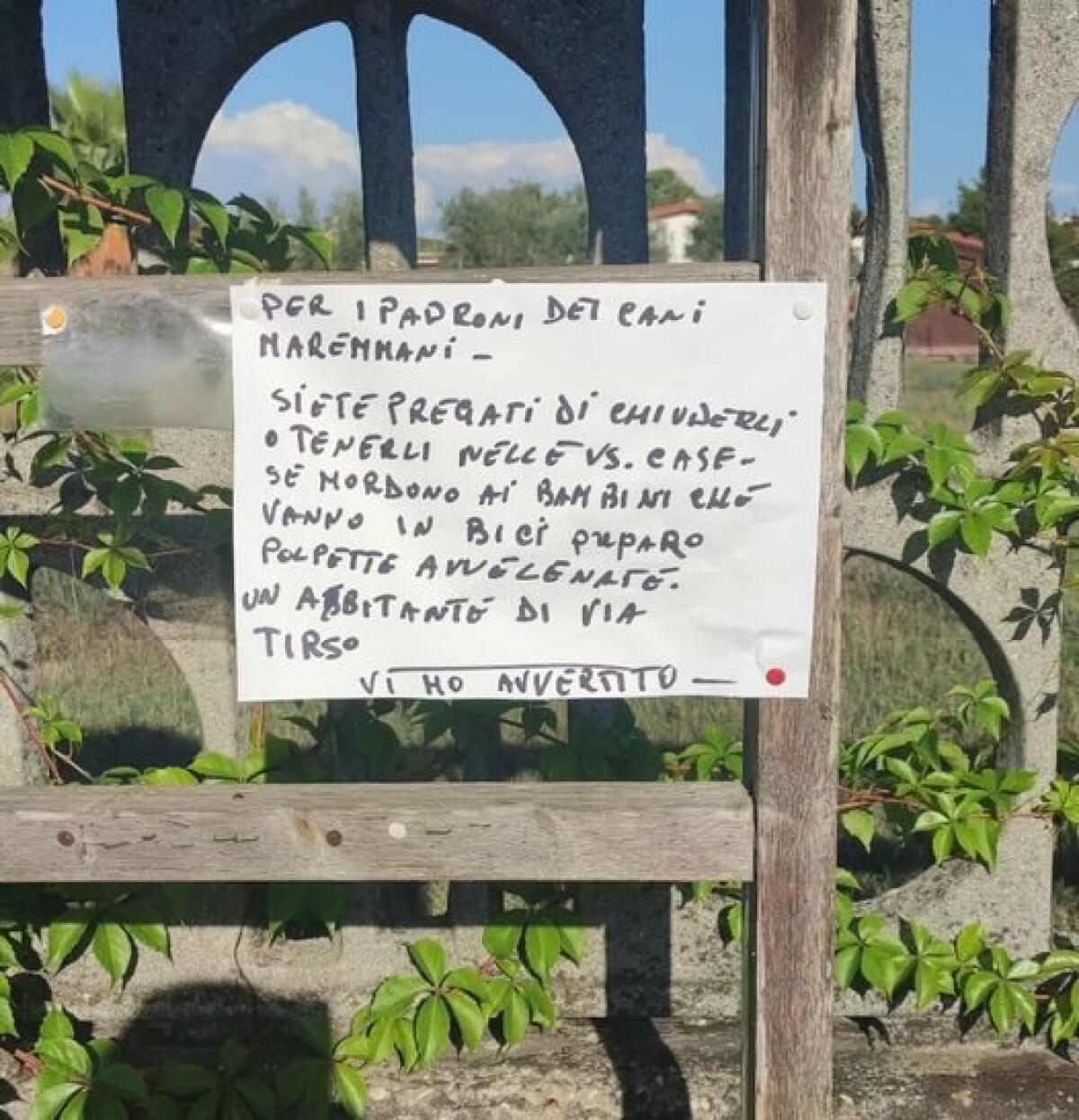 Aprilia - Minaccia le polpette avvelenate per i cani. Appare un cartello Fossignano e scatta l'indignazione social - 