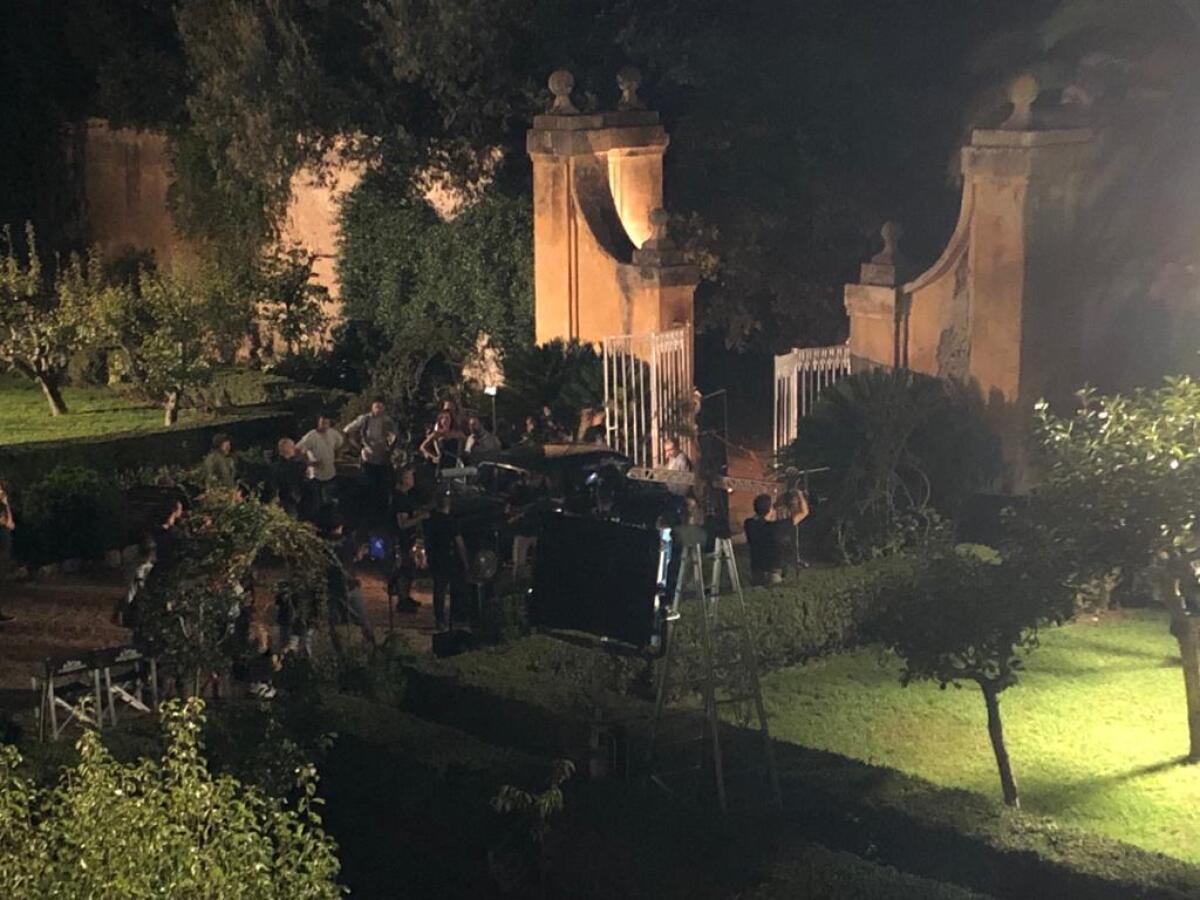 A Villa Borghese, a Nettuno, le riprese del film “Finalmente l’alba” di Saverio Costanzo. Nel cast Willem Dafoe e Lily James. Le FOTO - 