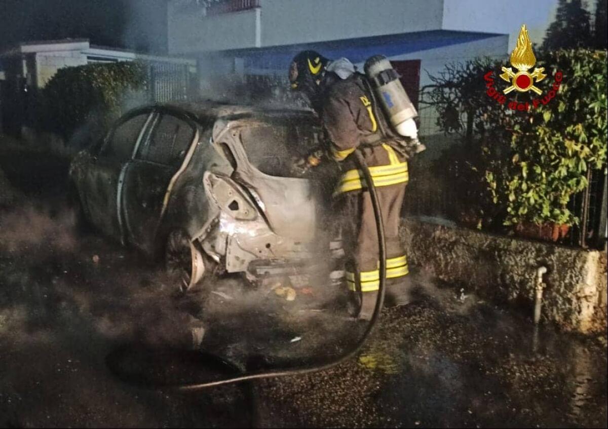 Auto in fiamme la notte scorsa a Minturno: ancora ignote le cause. - 