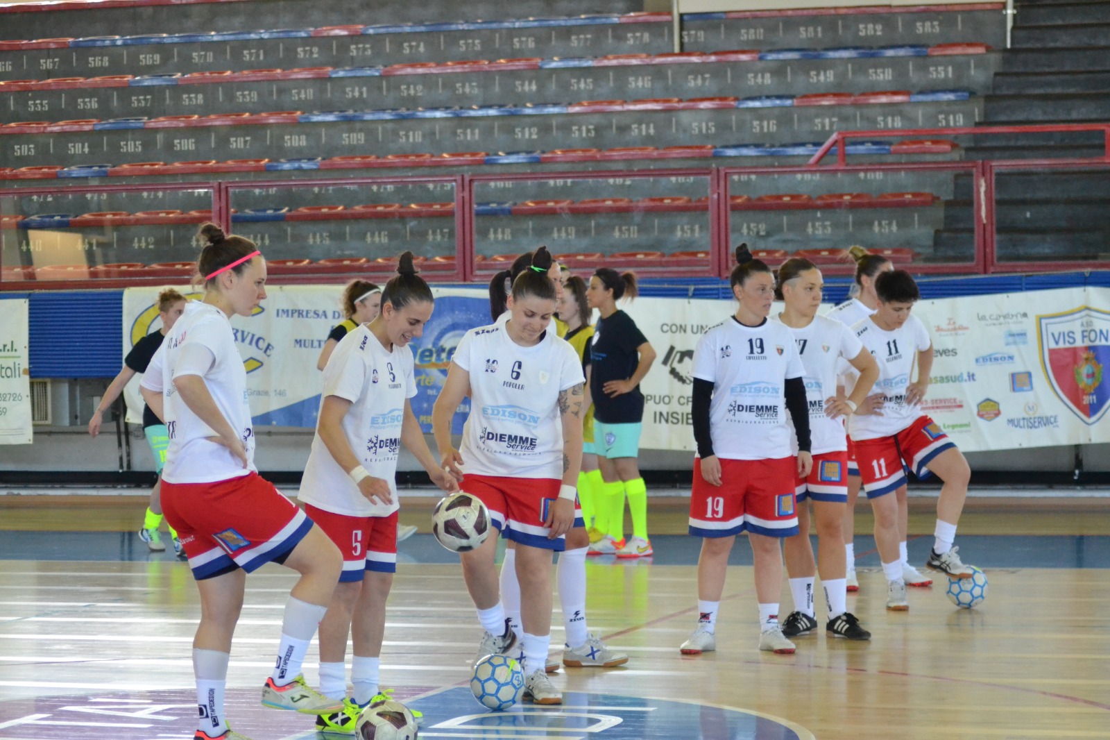 Galleria 1 del post: Calcio a 5 femminile: esordio in serie A per la Vis Fondi. Il campionato inizia il 18 Settembre.