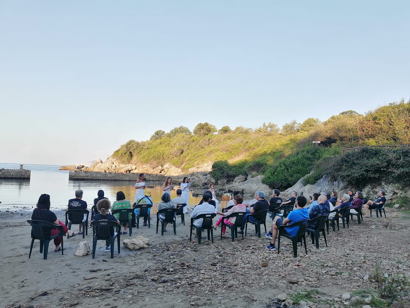 letture all'alba in spiaggia