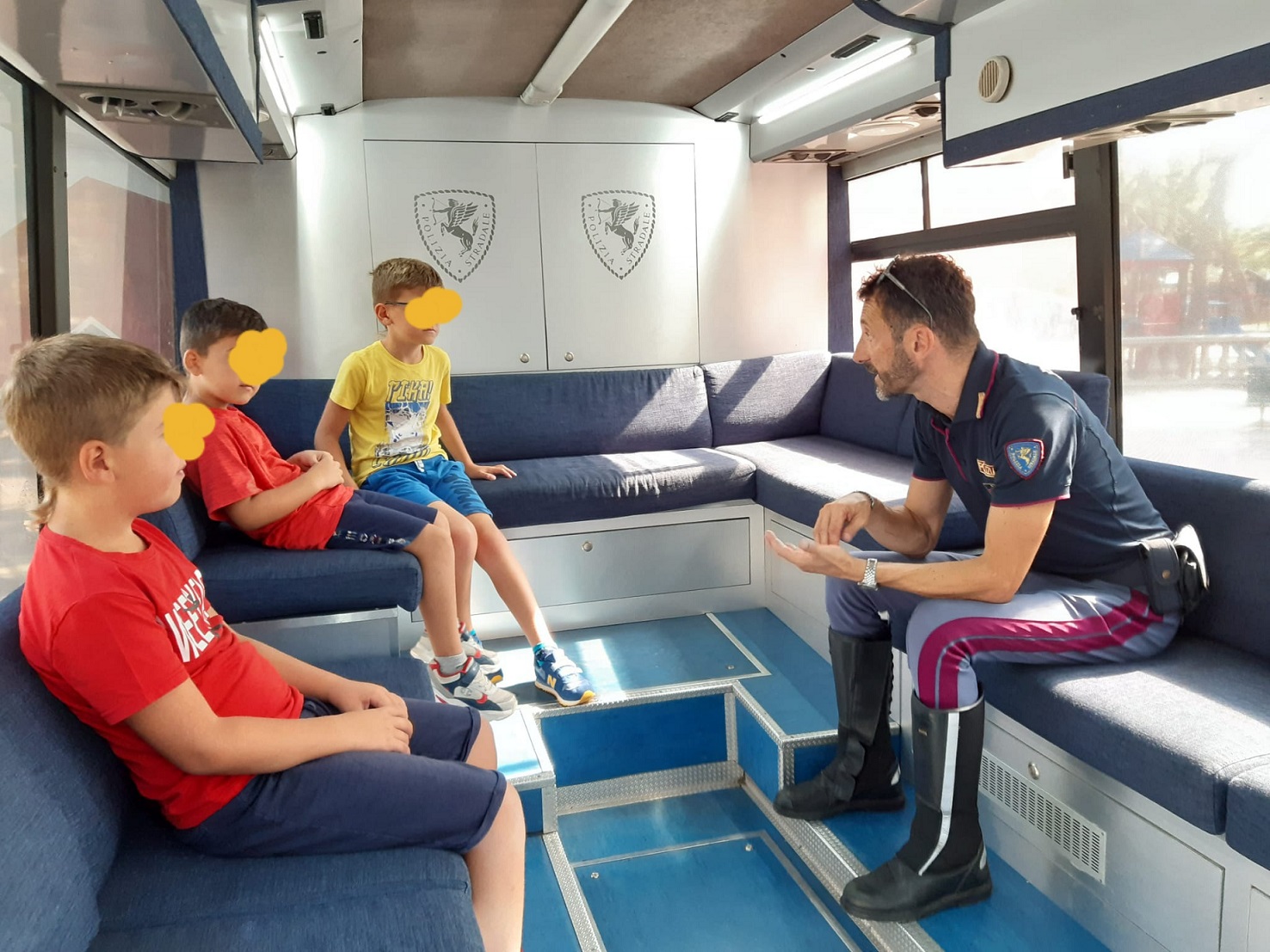 il pullman azzurro della Polizia di Stato