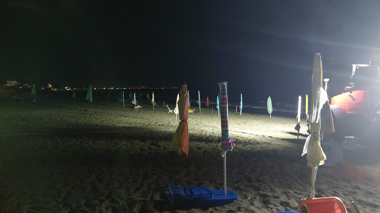 il blitz in spiaggia della Guardia Costiera e della Polizia Locale di Terracina