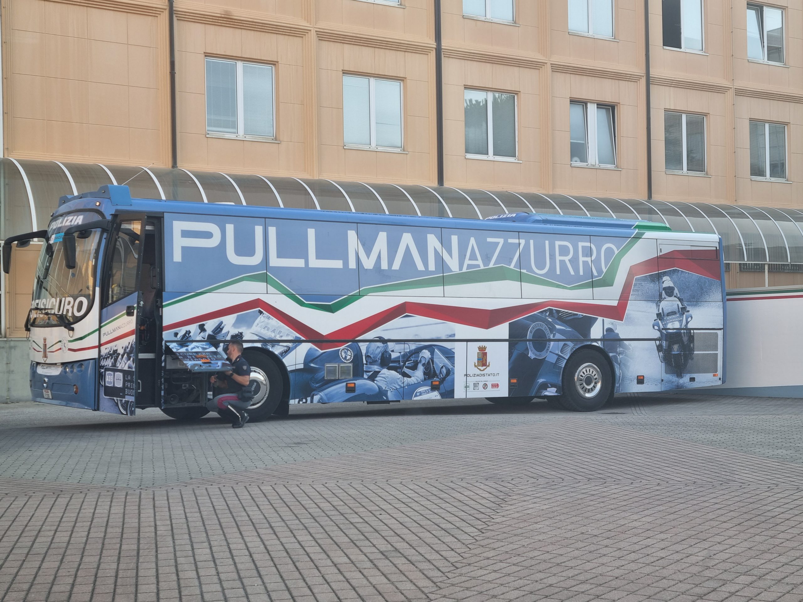 il pullman azzurro della Polizia di Stato