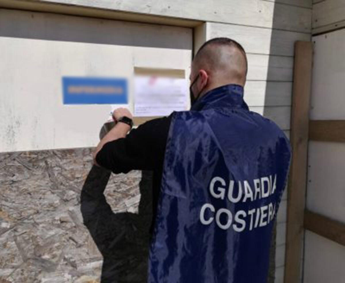 Difformità rispetto ai titoli autorizzativi e concessori: blitz della Guardia Costiera e dei Carabinieri in un ormeggio di Formia. - 
