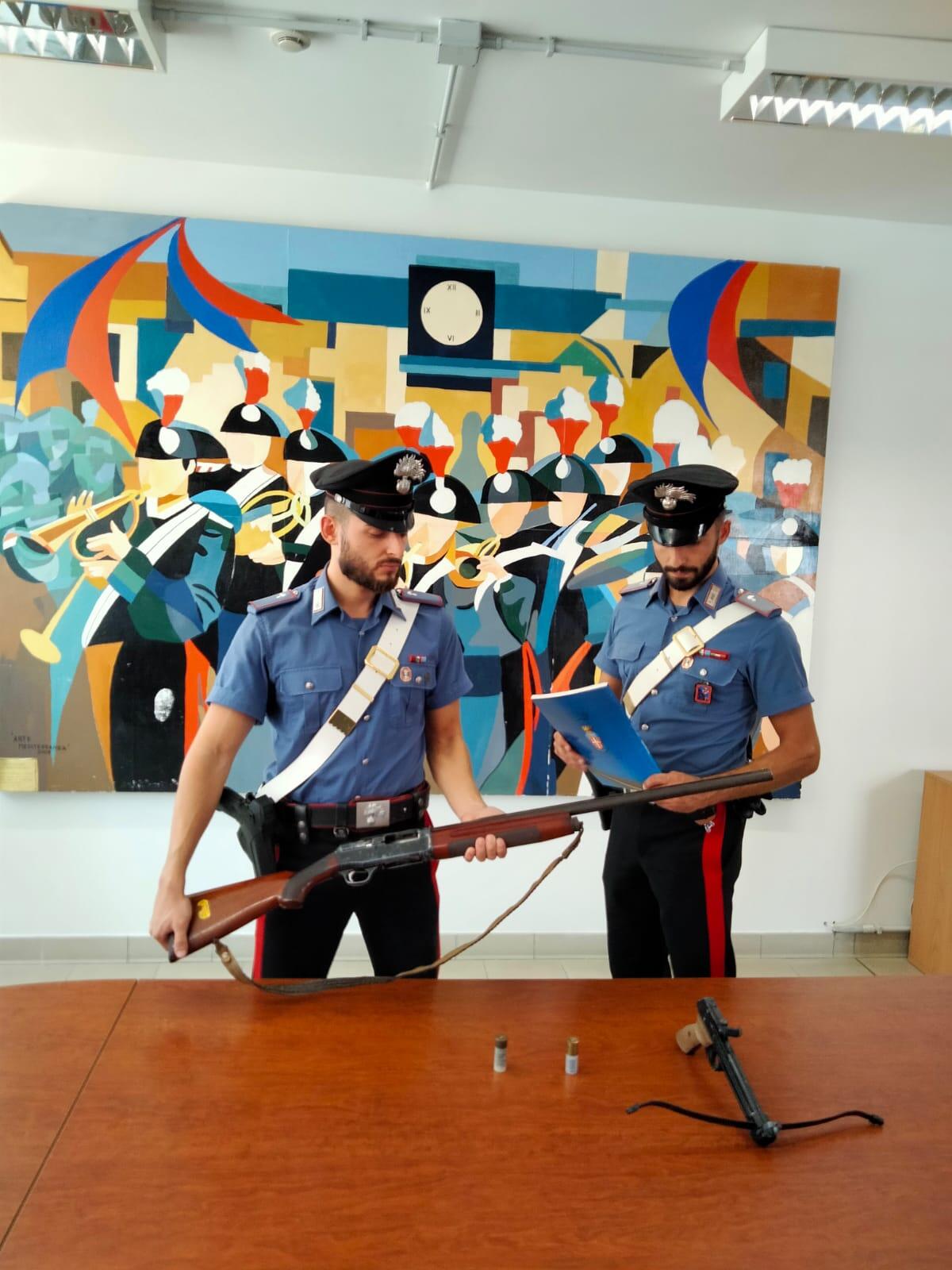 Minaccia di togliersi la vita con un fucile e reagisce all’arrivo dei Carabinieri: arrestato un 42enne di Aprilia. - 