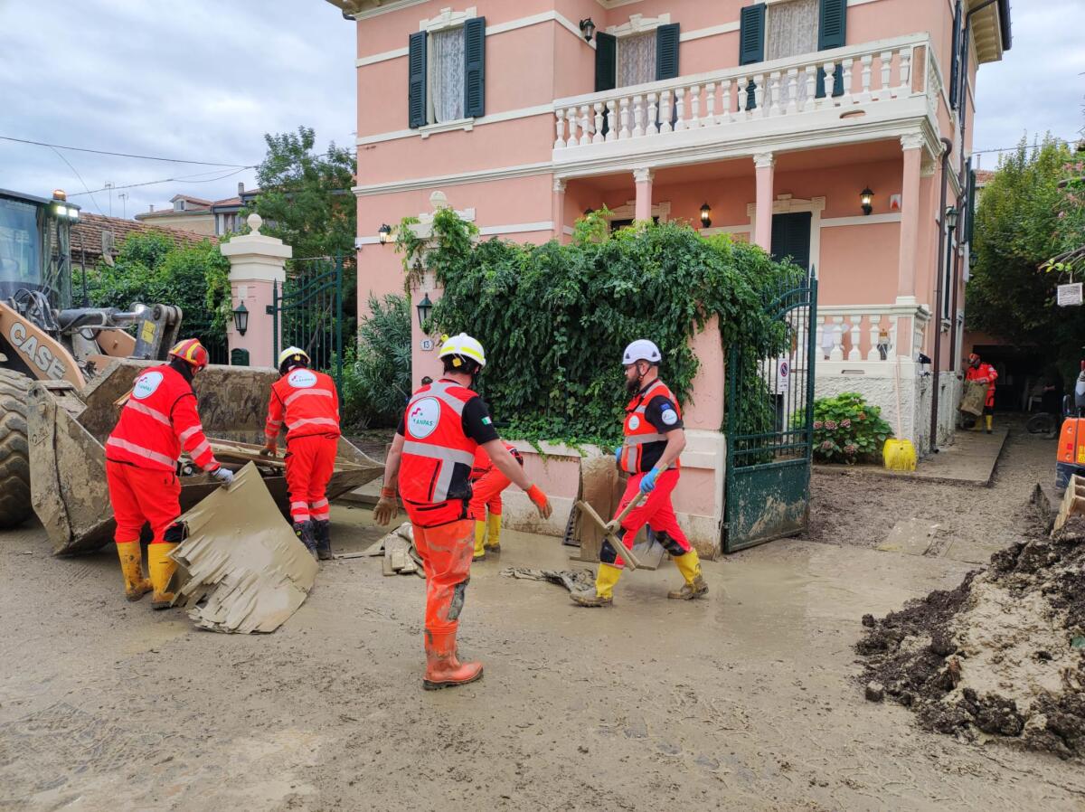 La CB Rondine Aprilia a Senigallia per rimuovere un mare di fango - 