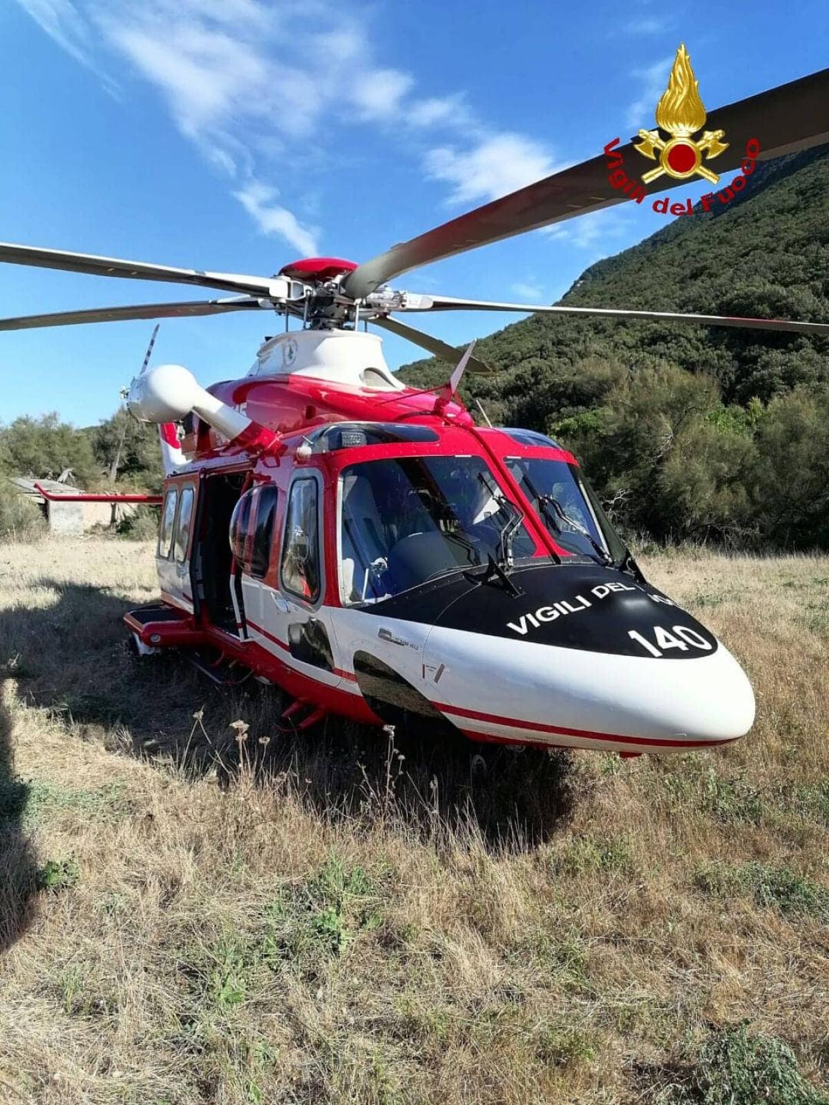 Escursionista ferito soccorso sul Picco di Circe da un elicottero dei Vigili del Fuoco. - 