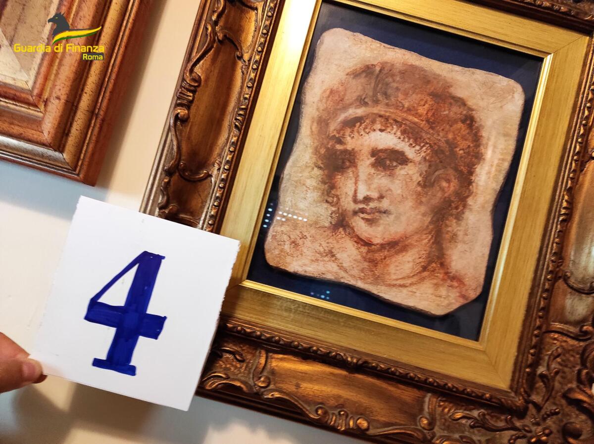 Scoperto dalla Finanza sul litorale romano un “museo occulto” di reperti archeologici. Un uomo denunciato alla Procura di Velletri. - 