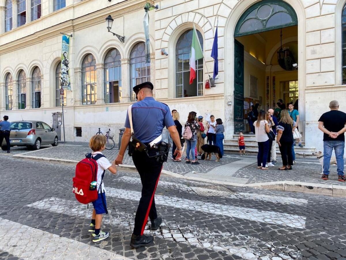 Avvio del nuovo anno scolastico: riprende in provincia di Roma l’iniziativa “A scuola sicuri con i Carabinieri”. - 