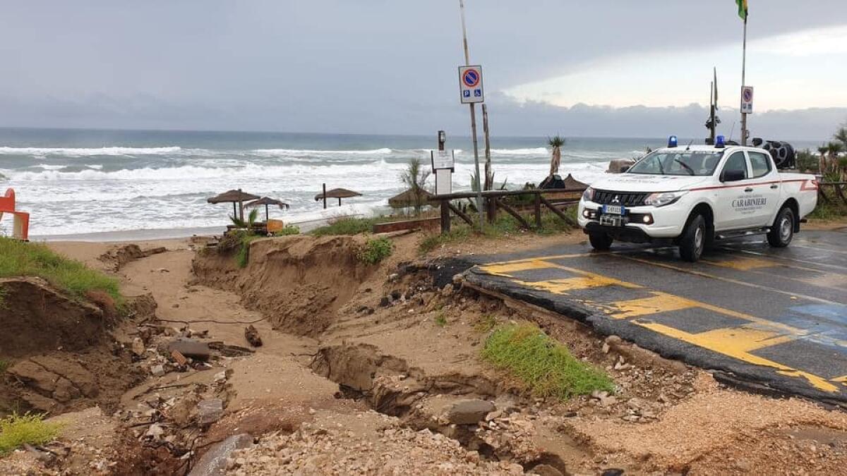 Maltempo, a Sabaudia smottamenti sul lungomare, strada chiusa alla Bufalata. Esonda un canale di bonifica, si allagano i giardini delle abitazioni. Le FOTO - 