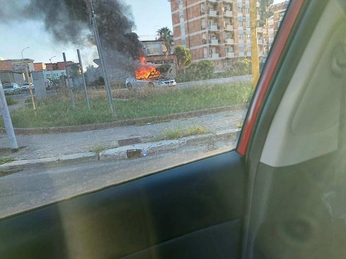 Auto in fiamme a Latina - 
