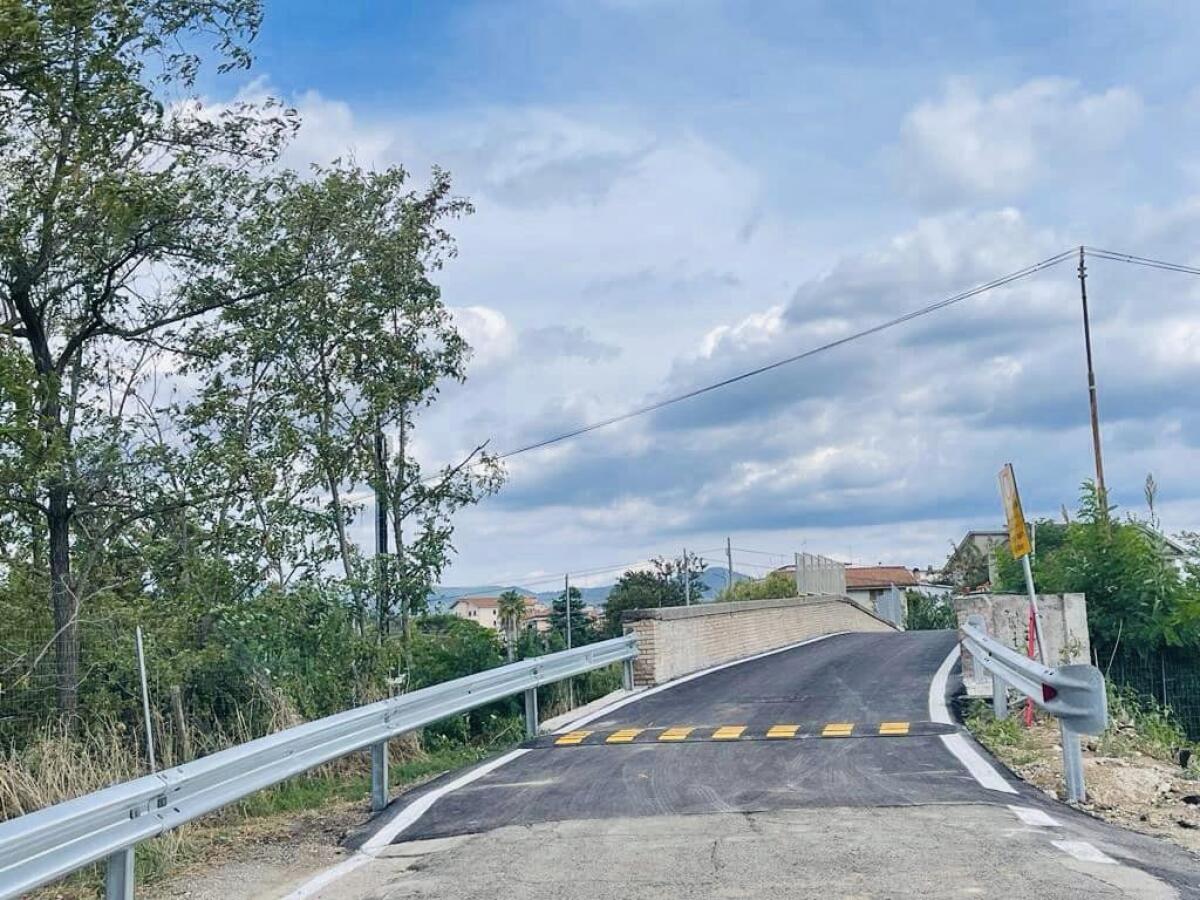 APRILIA - Riaperto il traffico veicolare lungo via del Tufello, a Campoleone. Terminati i lavori al calvalca-ferrovia. - 