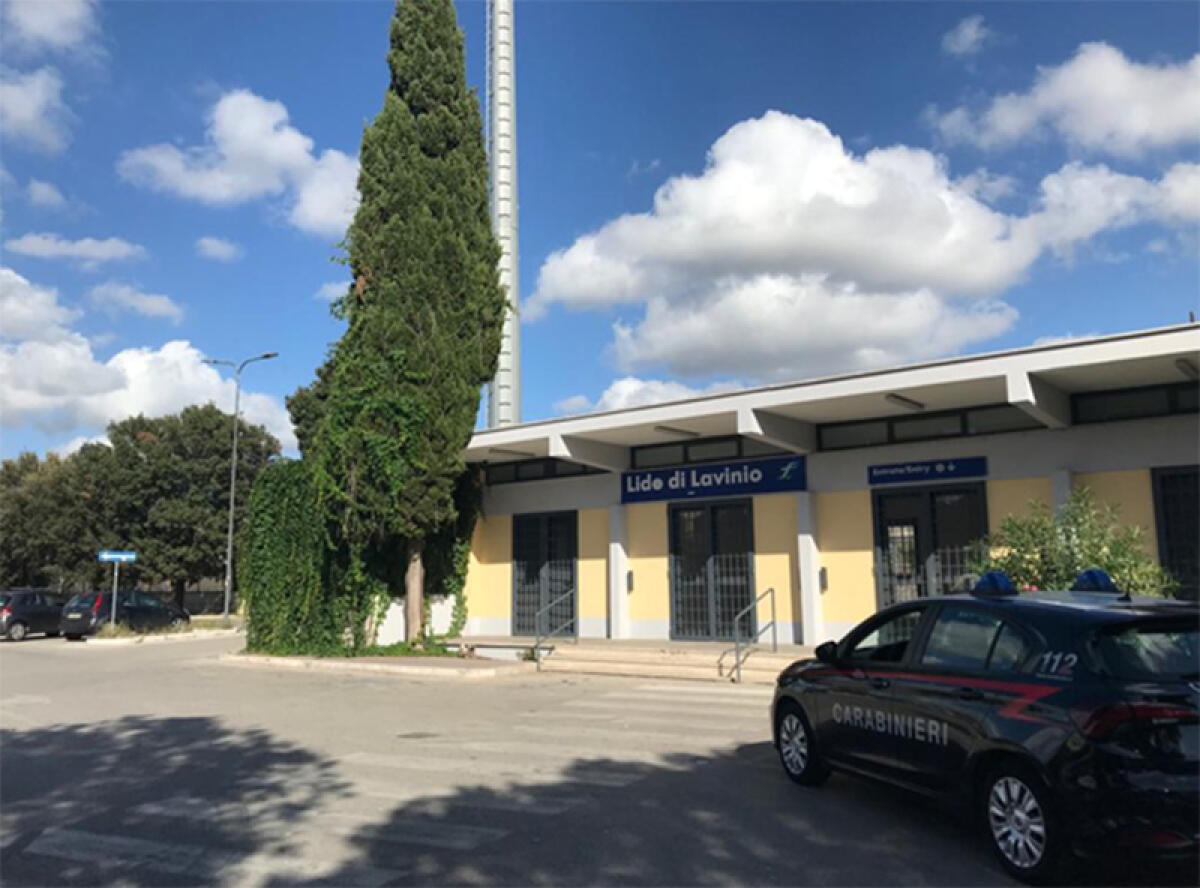 Recupera dosi di cocaina e hashish in mezzo alle foglie secche, vicino alla stazione di Lavinio: 29enne nordafricano in manette. - 