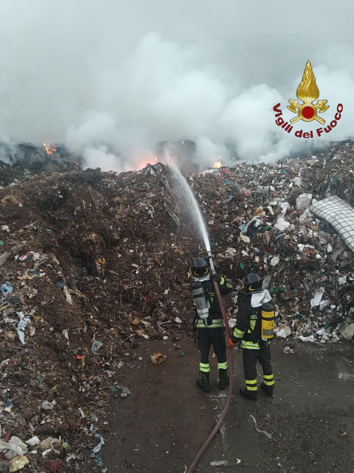 Discarica di materiali edili in fiamme nella notte ai Castelli Romani, a Ciampino. - 