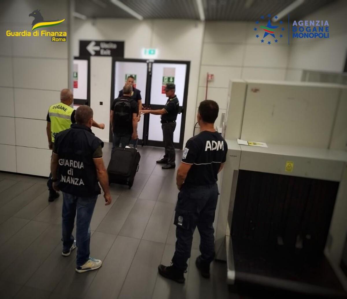 Intercettata dalla Guardia di Finanza all’aeroporto di Ciampino valuta non dichiarata per circa 80mila euro. - 