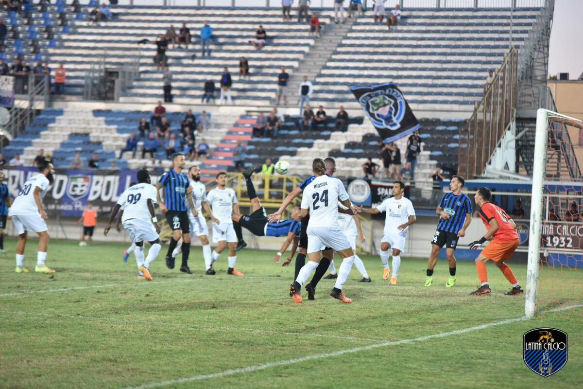 Calcio di serie C: il Latina chiude 2-2 la gara contro il Giugliano e torna a fare punti dopo due sconfitte. - 
