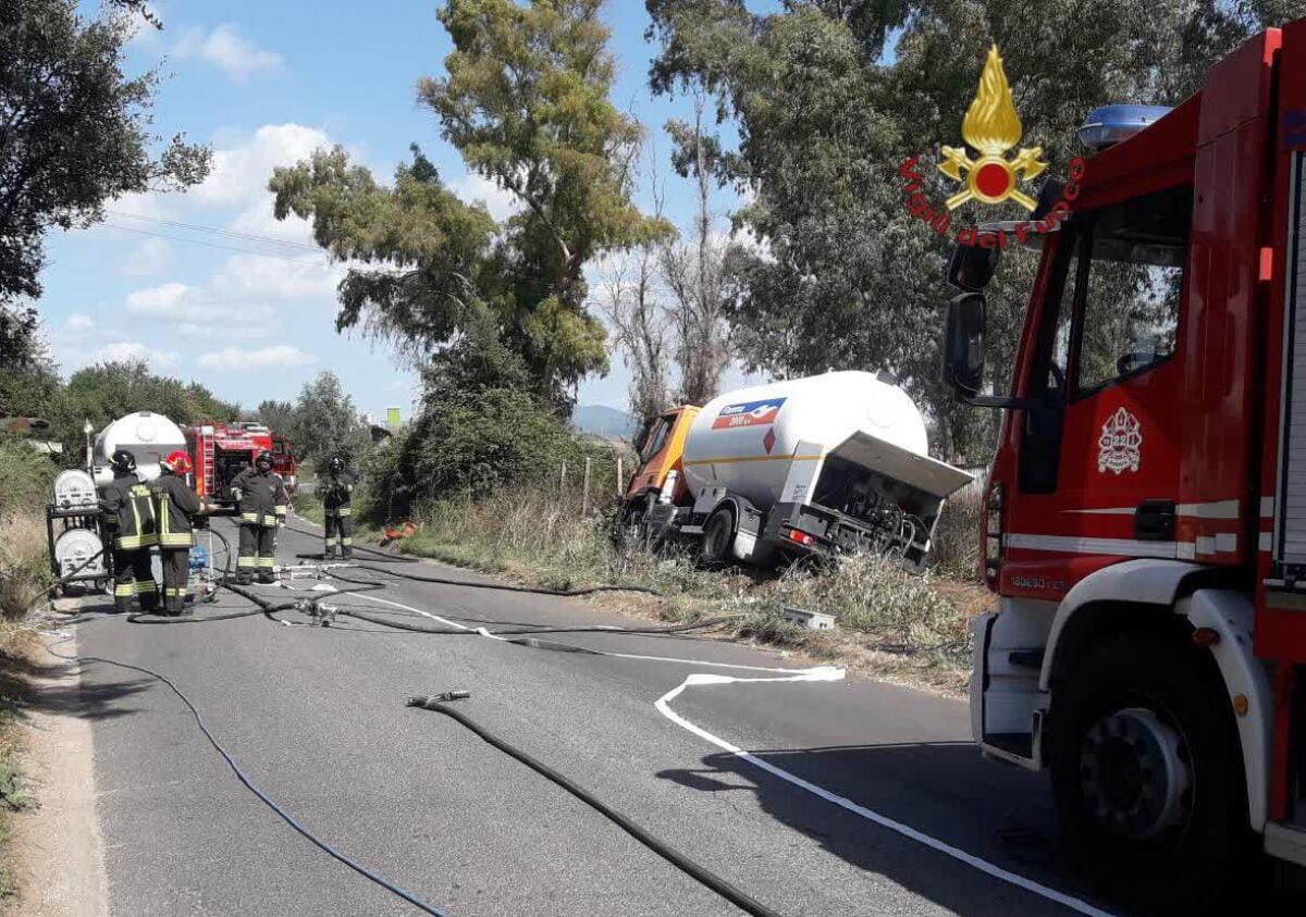 Pomezia - Una autocisterna esce di strada. Intervengono i Vigili del Fuoco per recuperare il GPL trasportato - 