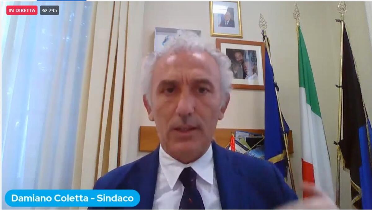 Latina - I saluti del Sindaco Damiano Coletta prima del Consiglio Comunale che terminerà con la sfiducia - 