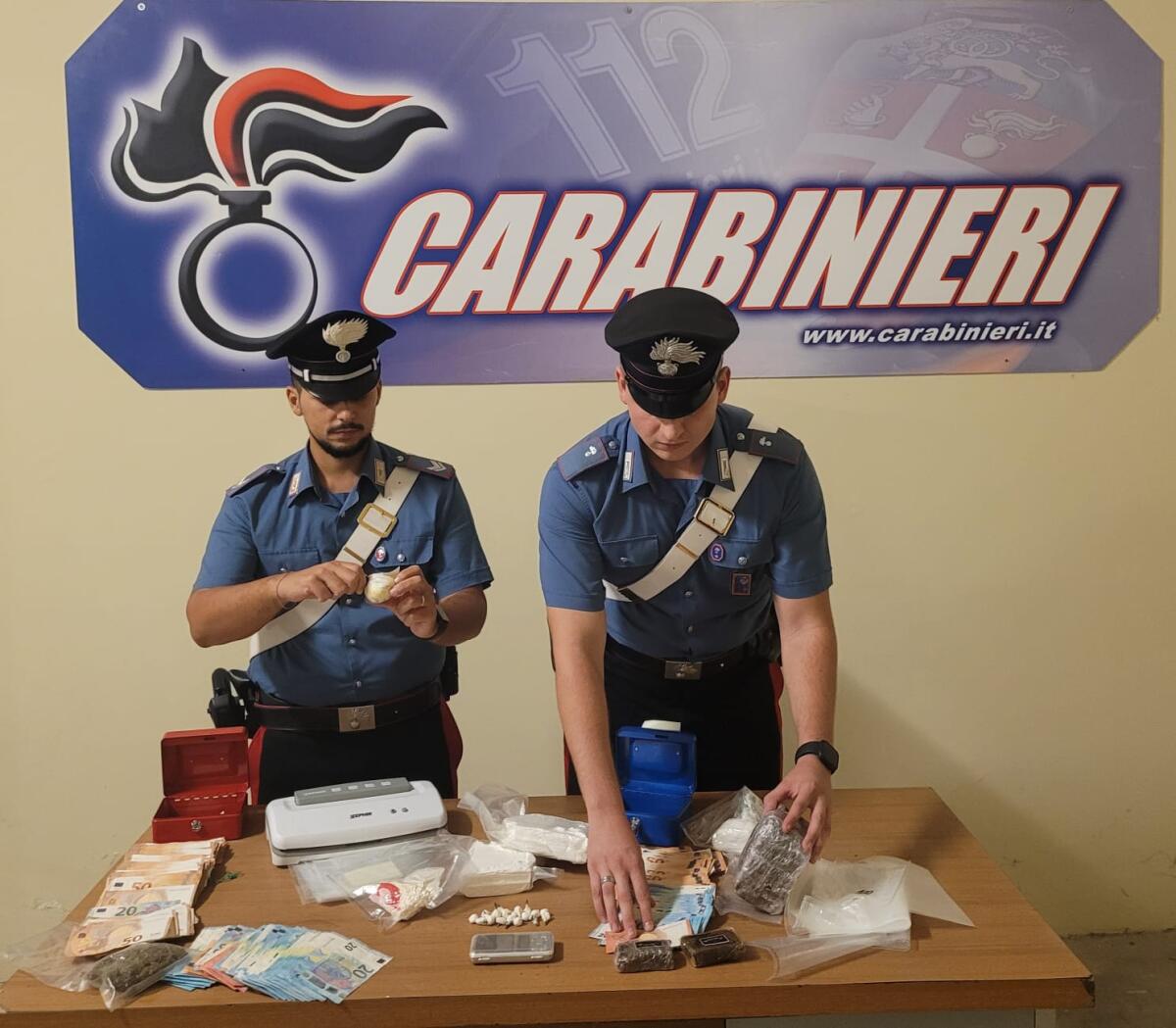 TORVAJANICA – Tentano di disfarsi di due dosi di cocaina, in casa nascondevano quasi 3 Kg tra cocaina, hashish e marijuana. Tre arresti. - 