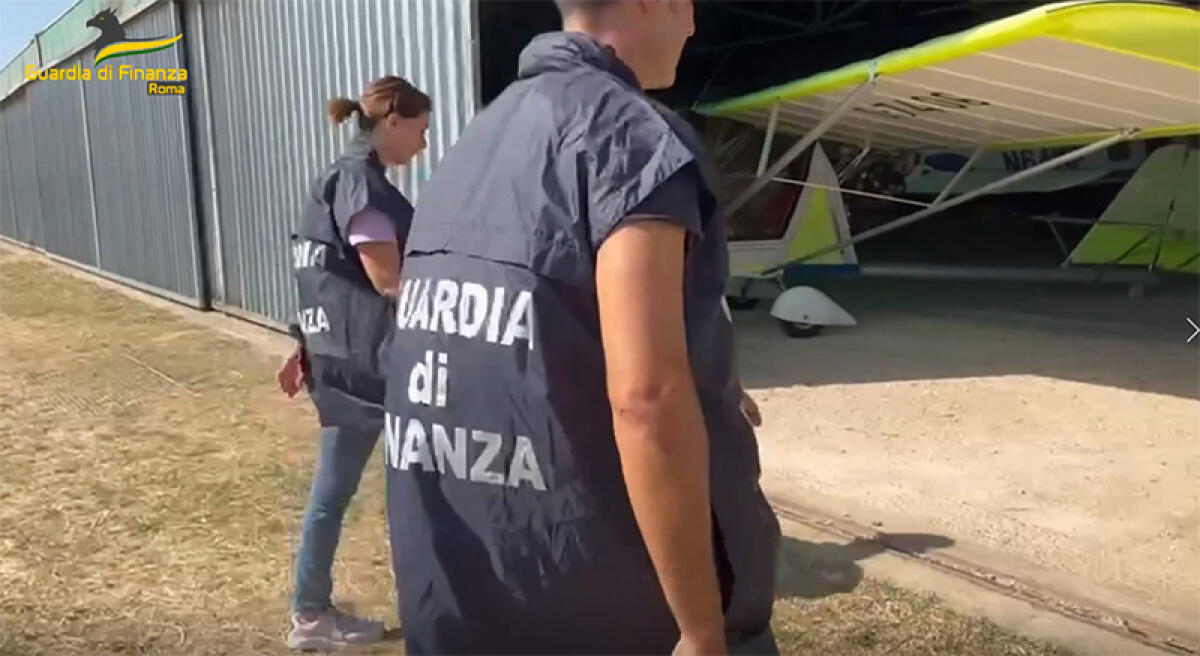 Sequestrato dalla Guardia di Finanza di Ciampino, per contrabbando doganale, un aereo “Piper” da 350mila euro. - 