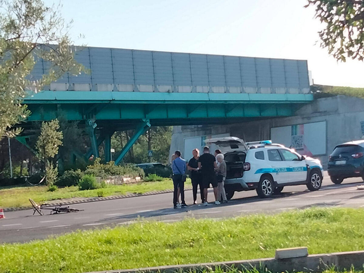 Incidente a Latina tra un’auto e una bici lungo via del Lido, all’incrocio con la Mediana. Ciclista fuori pericolo. - 