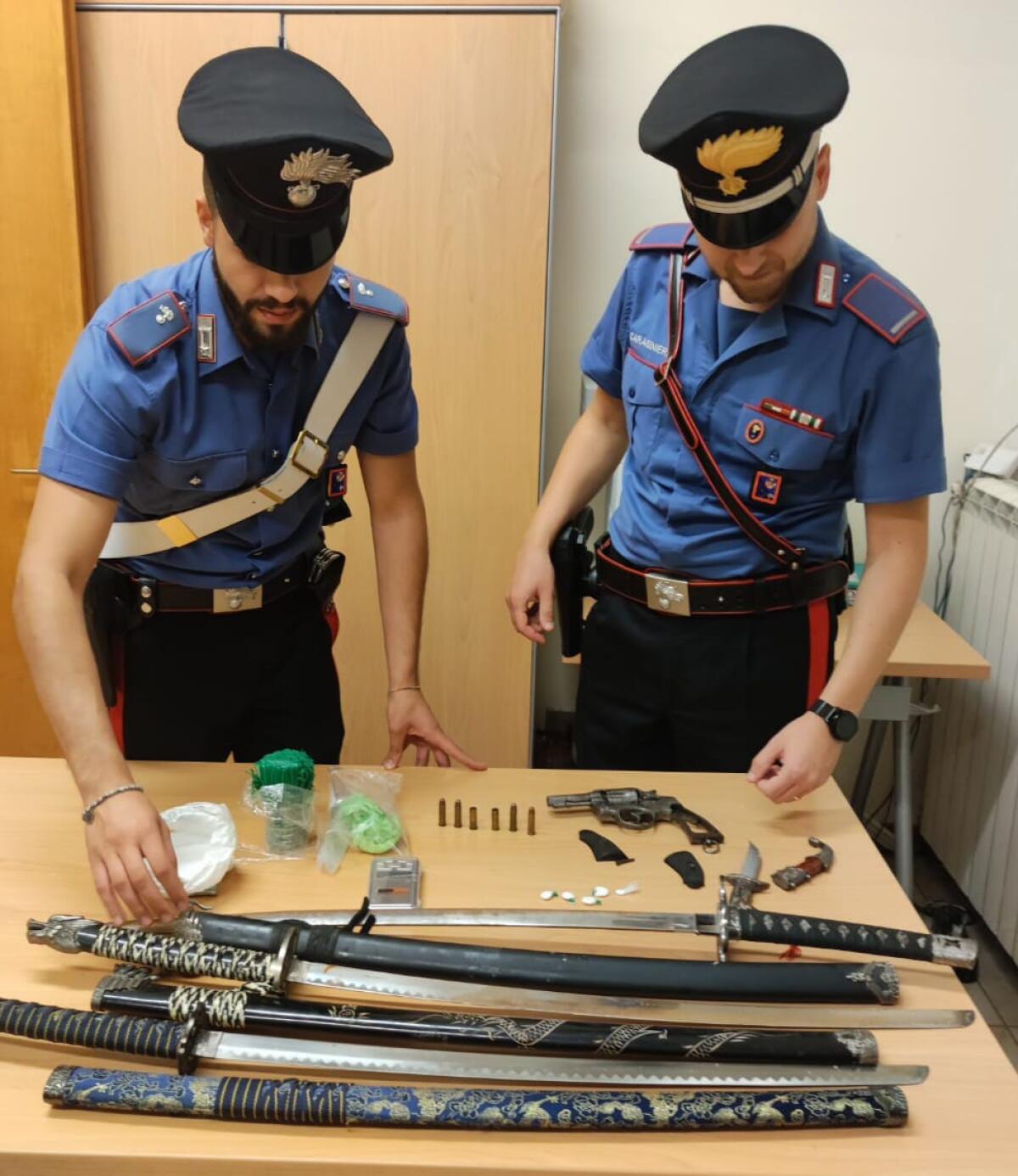 Sorpreso in strada con un’arma clandestina. In casa aveva anche mezzo etto di cocaina. 45enne arrestato dai Carabinieri di Pomezia. - 