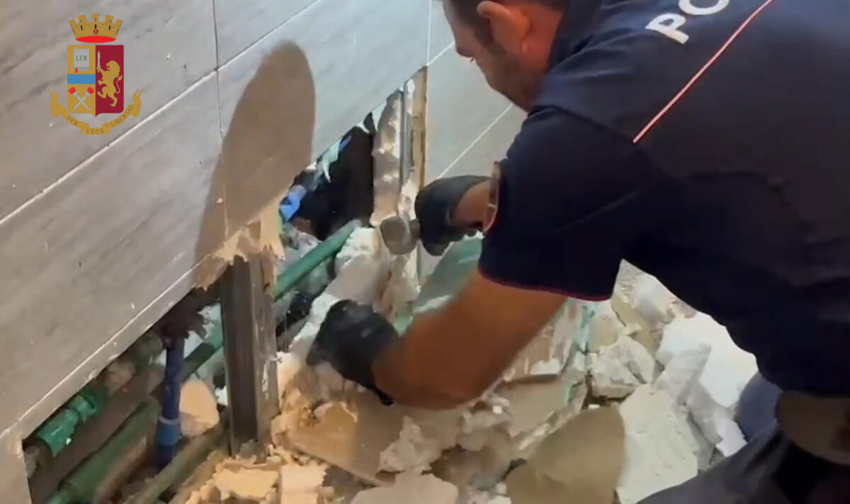 Roma - Il cane antidroga Faro scova cocaina e hashish in una finta tubatura del bagno (video) - 