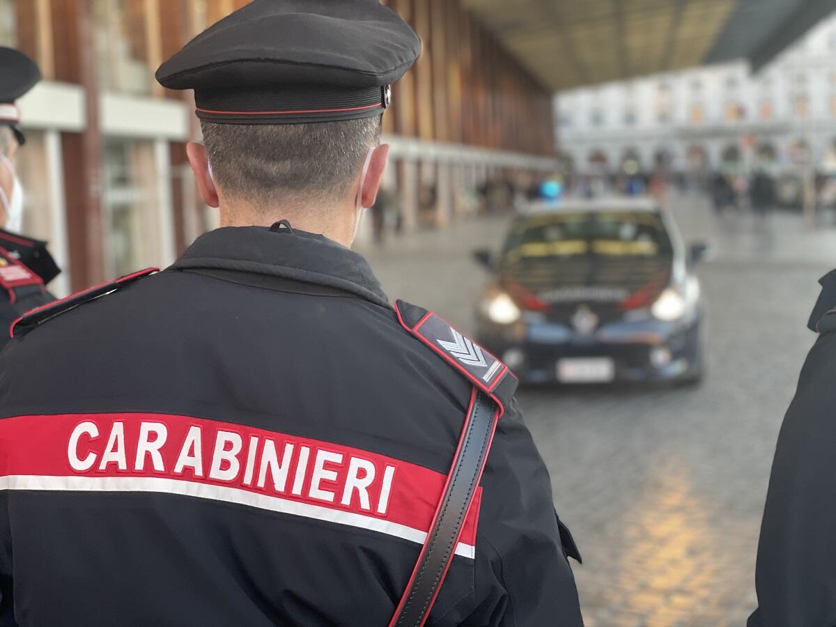 Illegalità e abusivismo presso alla stazione Termini e in Piazza dei Cinquecento, a Roma. I Carabinieri denunciano 12 persone, altre 14 sanzionate. - 