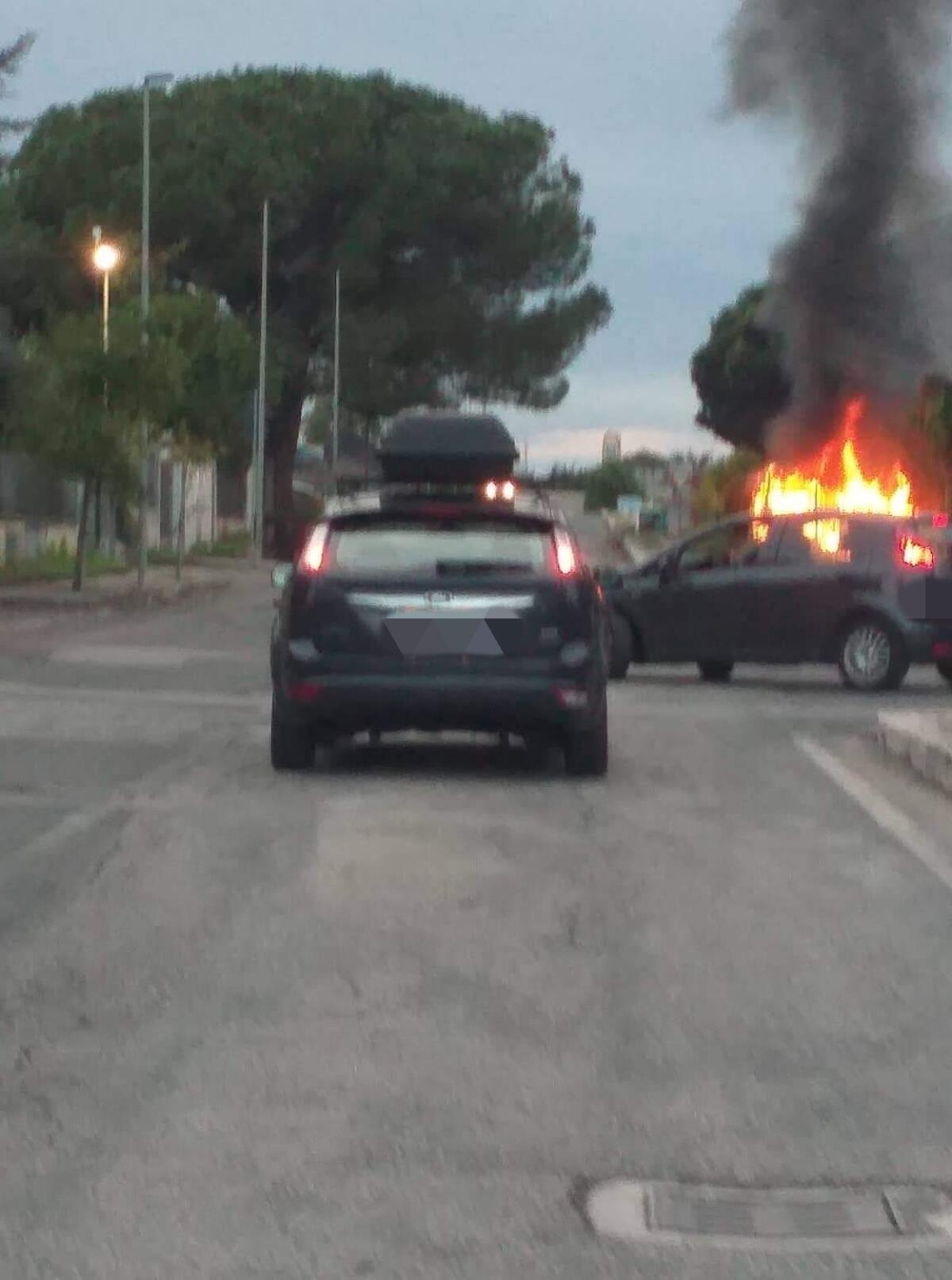 Roulotte in fiamme nel tardo pomeriggio nella zona industriale di Aprilia. Momenti di apprensione. - 