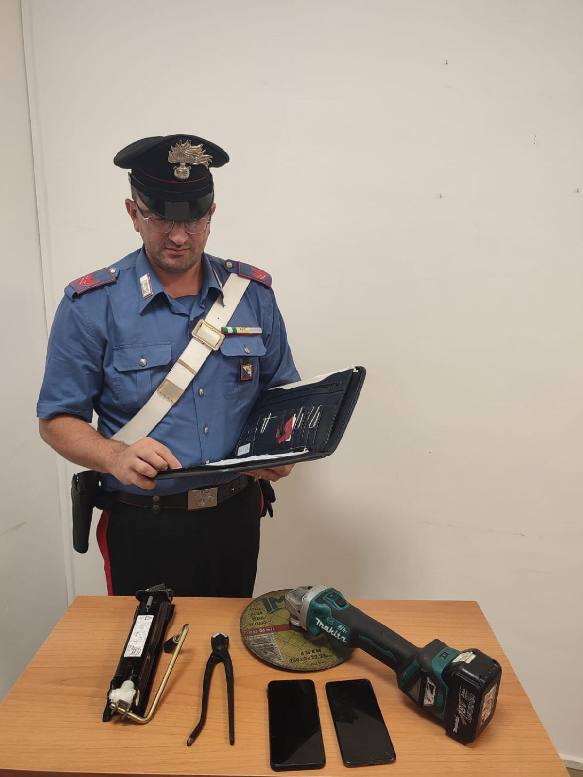 Sud pontino - Arrestati due uomini che cercano di portare via la marmitta e il catalizzatore di un'auto.  Nasconde la spesa sotto il passeggino del figlio: denunciato un 39enne - 