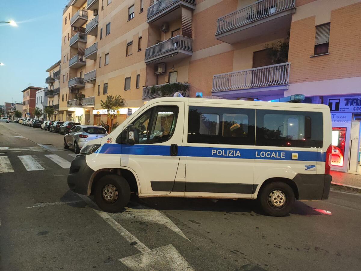 Accusa un malore mentre stava per attraversare via Ugo Foscolo, ad Aprilia: viene soccorso e condotto in ospedale. Strada chiusa al traffico. - 