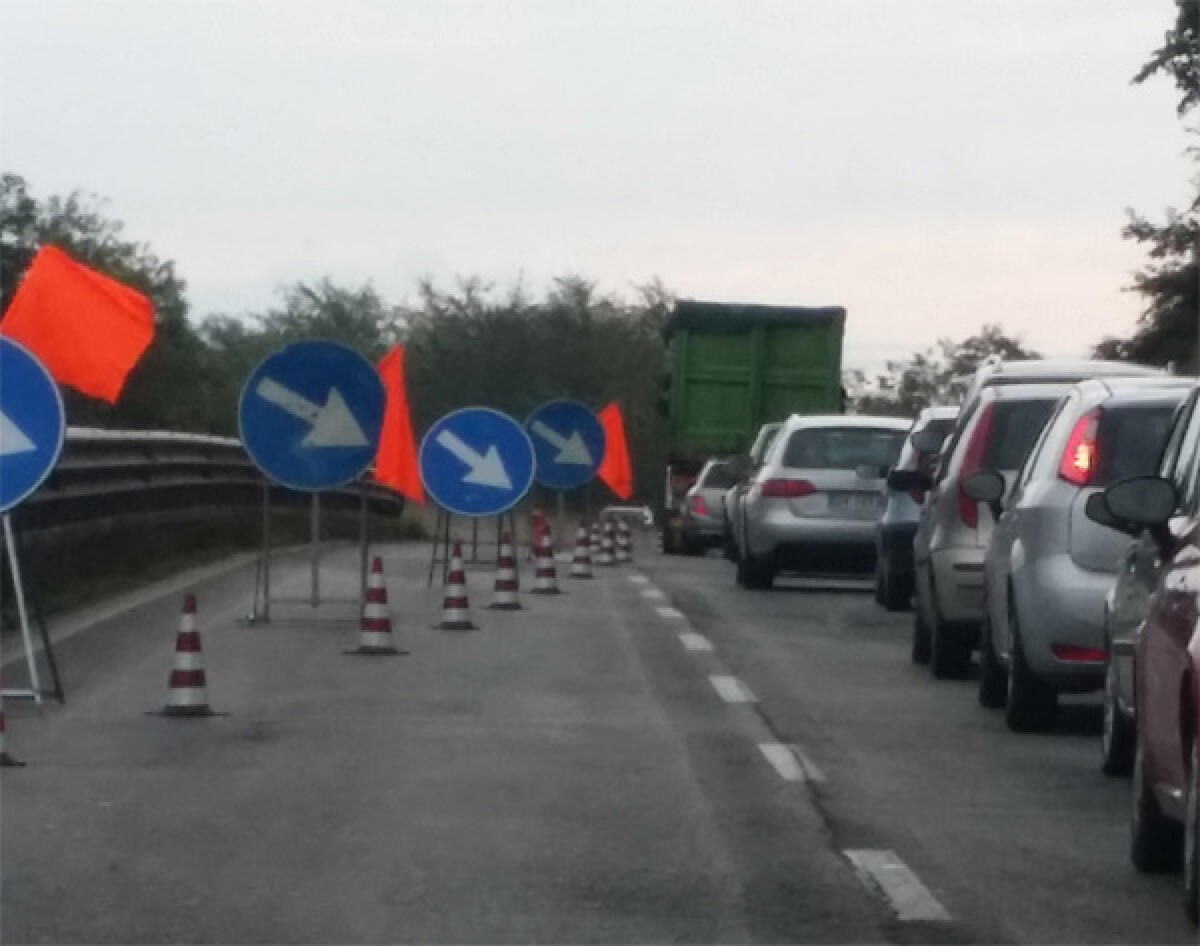 Code questa mattina sulla Pontina per cantiere tra Spinaceto e Castel Romano. - 