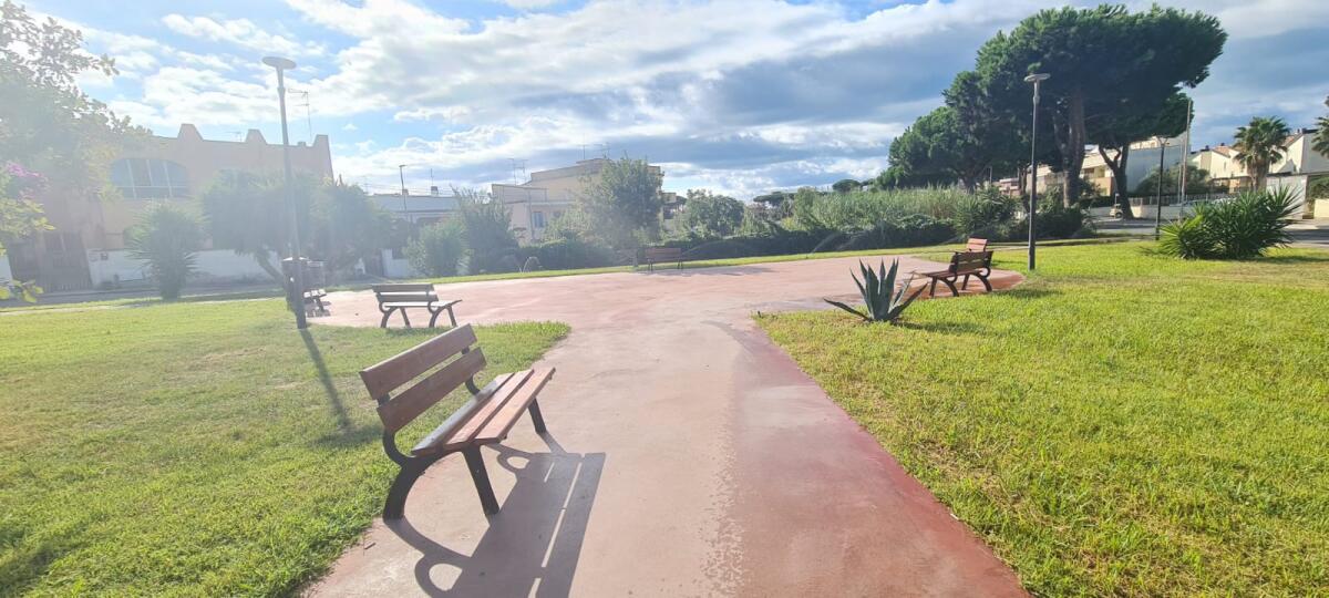 Ultimati gli interventi di sistemazione dell'area verde e di arredo urbano presso i giardini pubblici di Anzio Due. - 