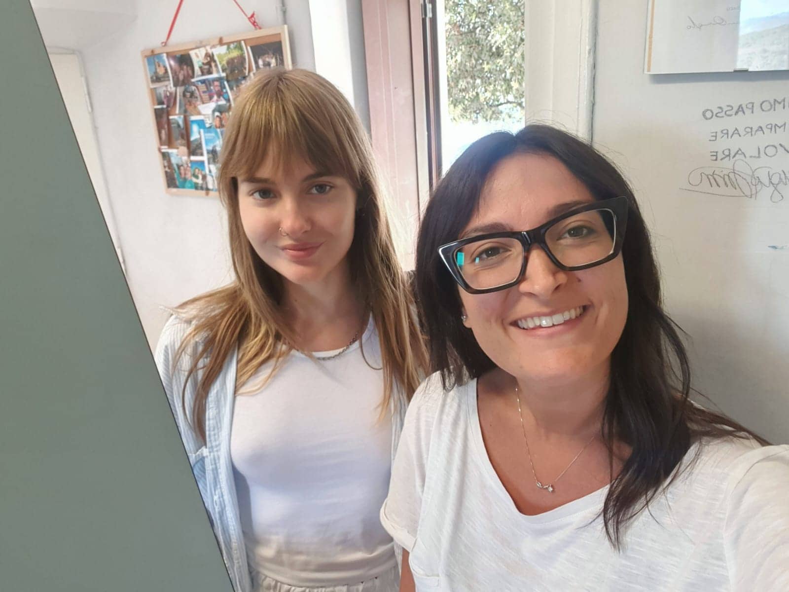 Victoria De Angelis con un'operatrice del “Fly in the Sky”