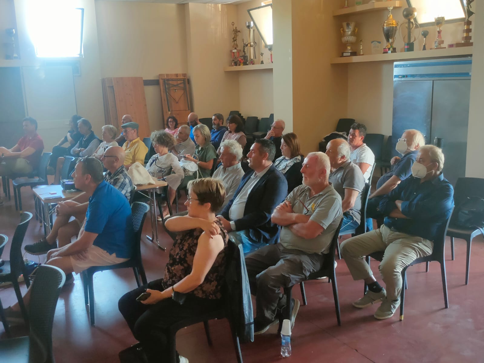 i partecipanti all'assemblea pubblica