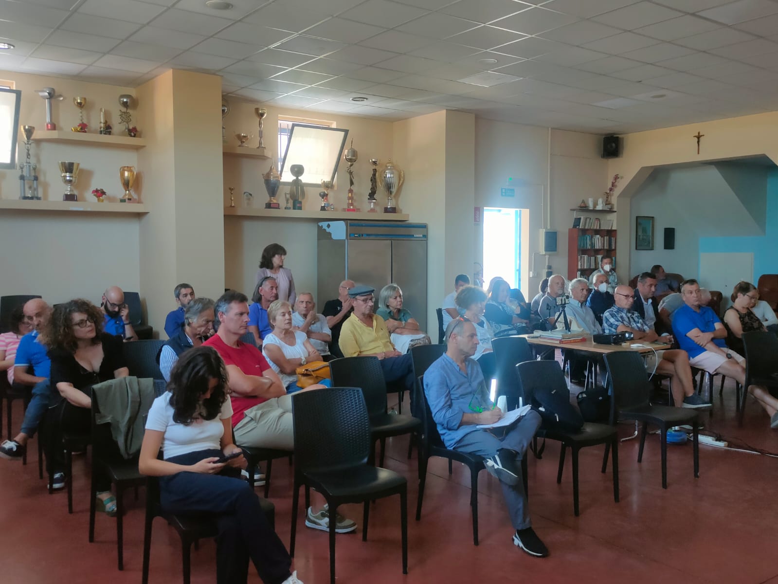 i partecipanti all'assemblea pubblica
