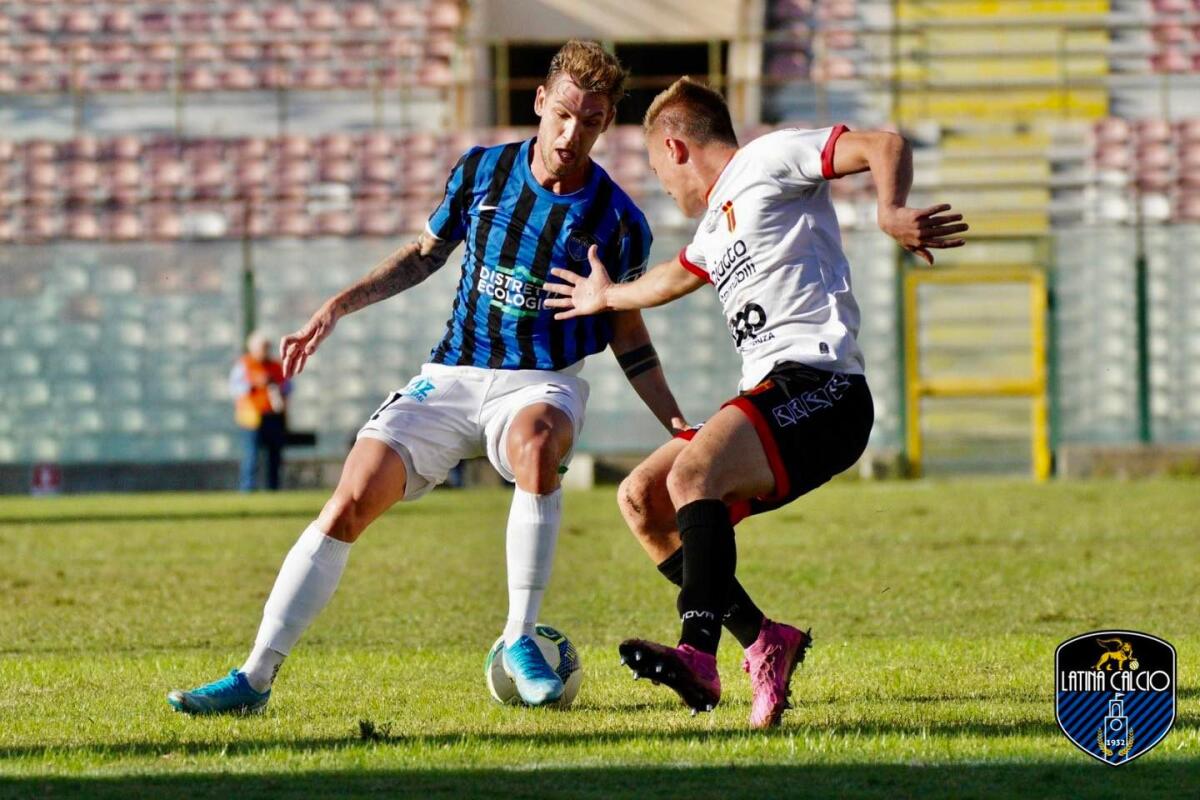 Calcio di serie C, girone C: termina la striscia positiva del Latina. I pontini sconfitti 4-1 dal Messina. Ora si pensa al Monterosi. - 