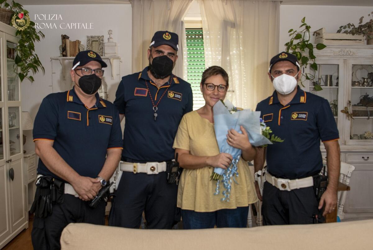 In pieno travaglio, rischia di partorire in strada: provvidenziale l'intervento della Polizia Locale di Roma. - 