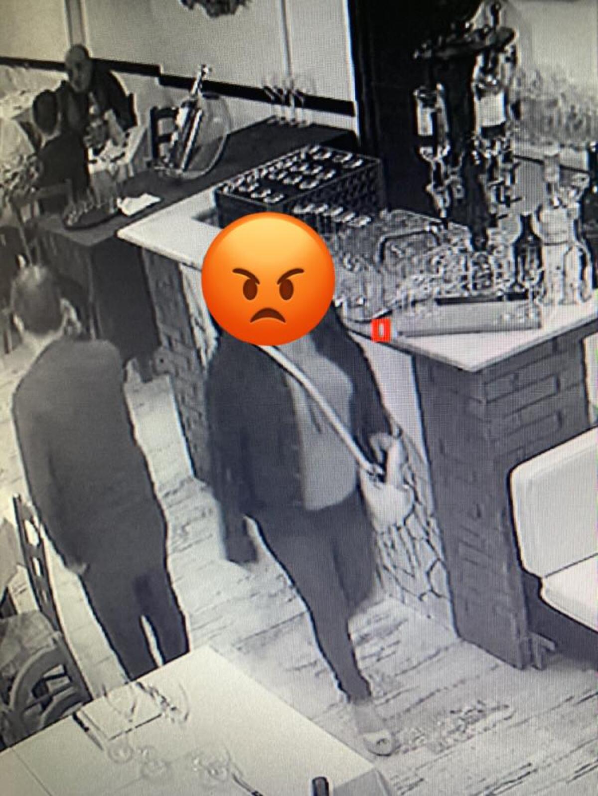 Una donna, assieme al figlio di 11 anni, va via da un  ristorante di Latina senza pagare il conto. La denuncia sui social del titolare. - 