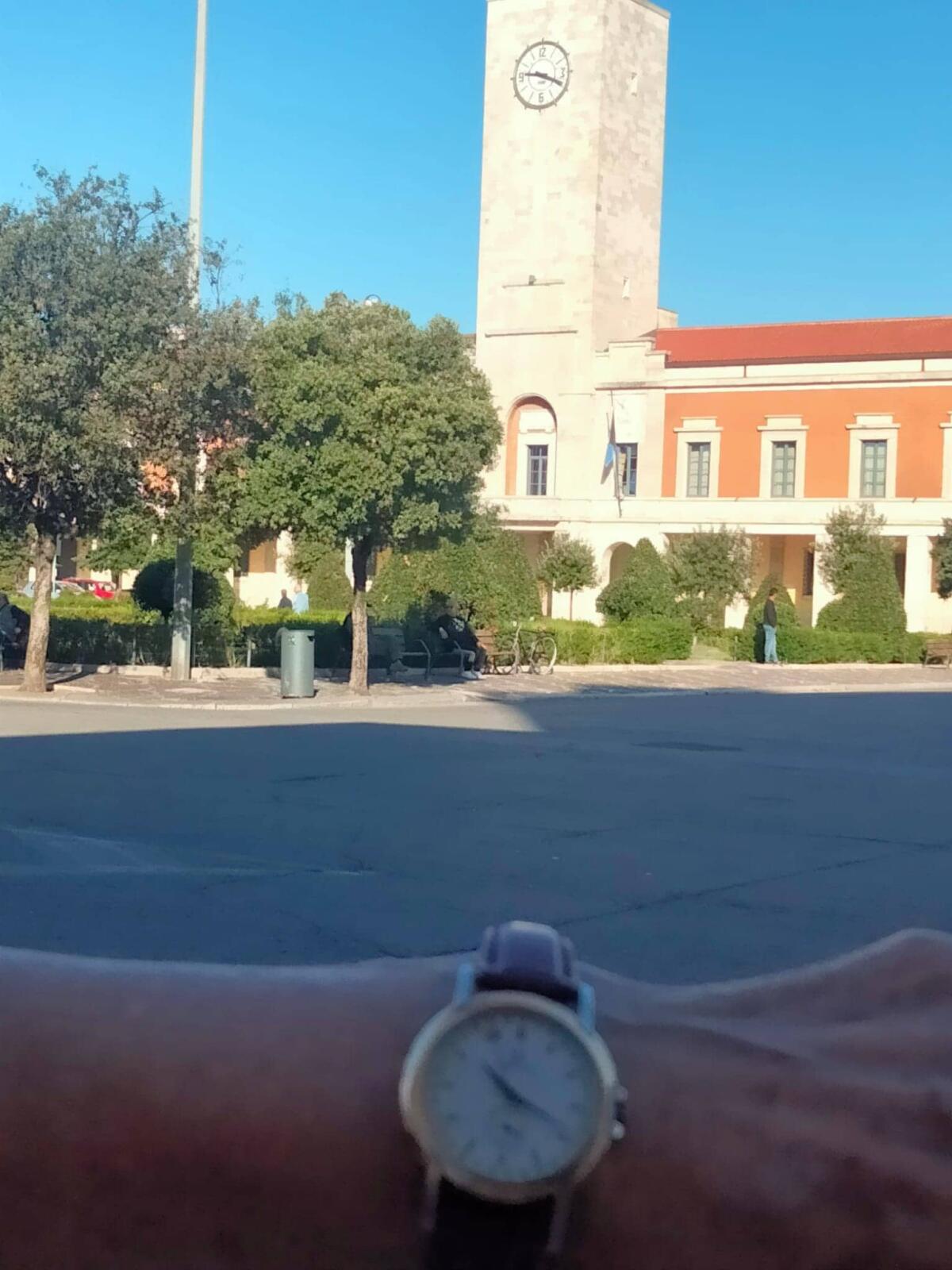 La torre dell’orologio del Comune di Latina anticipa di un giorno l’ora solare! Stupore e risa tra i passanti. - 